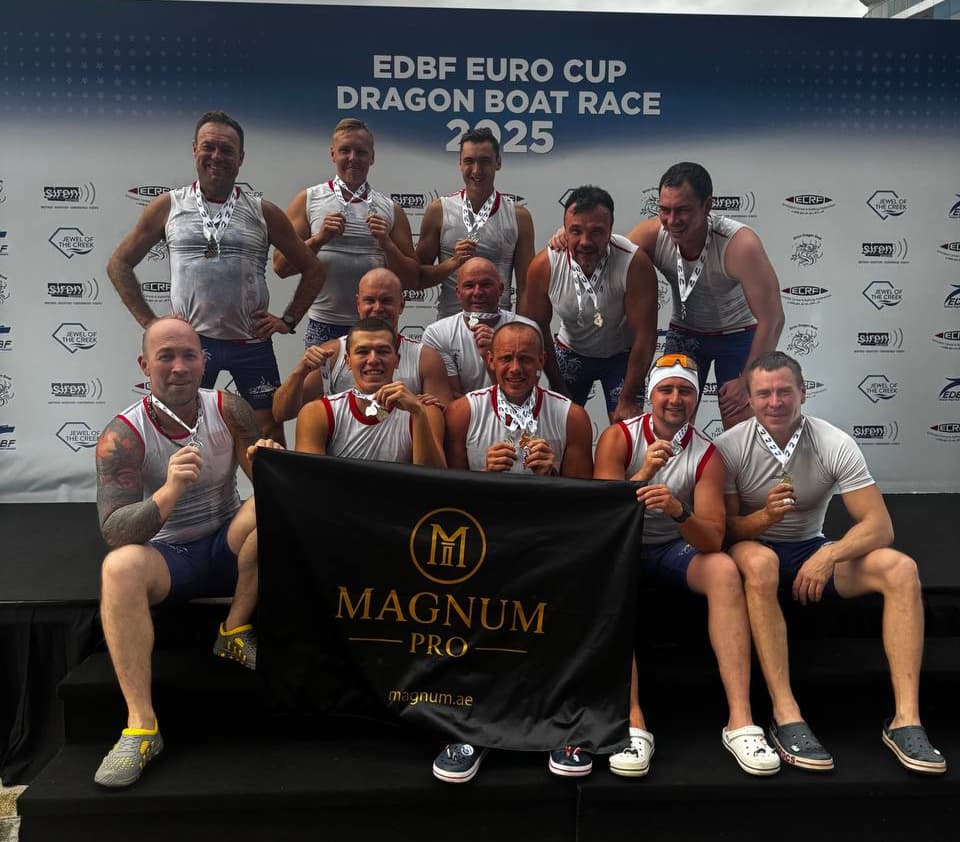 Команда по гребле на драконьих лодках при поддержке Magnum Pro на EDBF Euro Cup 2025 в Дубае
